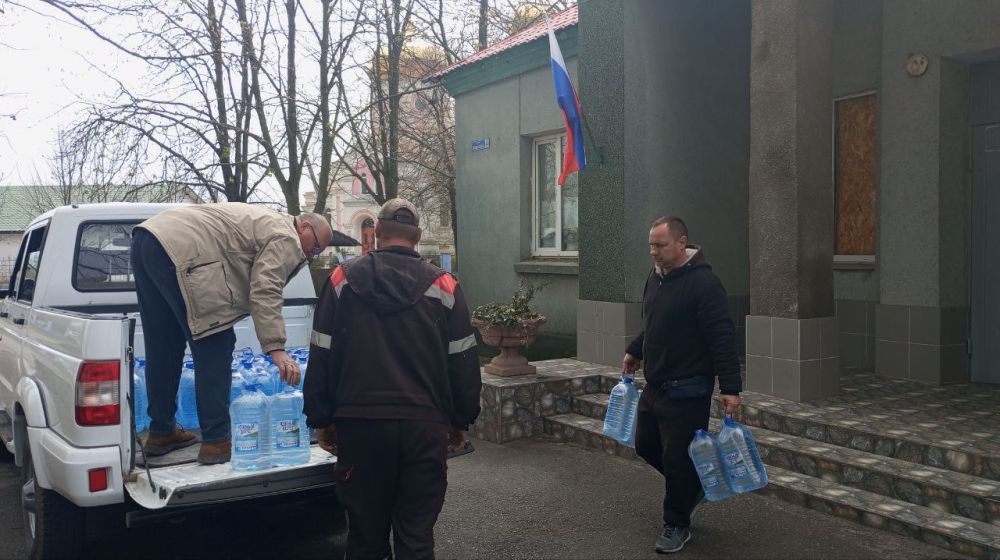 Наши малокаховские коммунальщики с администрацией территориального отдела организовали подвоз питьевой бутылированной воды от "Союза Матерей Херсонской области" Наши малокаховские коммунальщики с администрацией территориального отдела организовали подвоз питьевой бутылированной воды от "Союза Матерей Херсонской области"