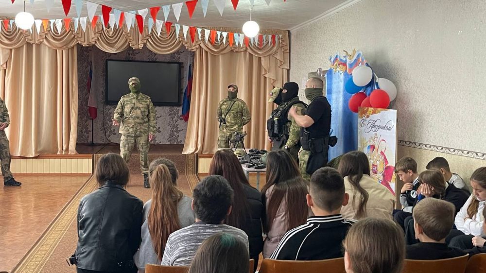Сотрудники ОМОН провели урок мужества в Любимовской школе Ивановского округа Сотрудники ОМОН провели урок мужества в Любимовской школе Ивановского округа
