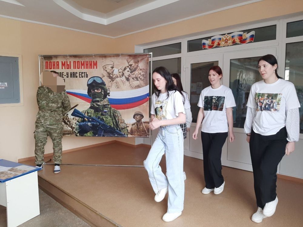 Активисты Движения Первых и сотрудники Росгвардии провели зарядку в Асканийской школе Активисты Движения Первых и сотрудники Росгвардии провели зарядку в Асканийской школе
