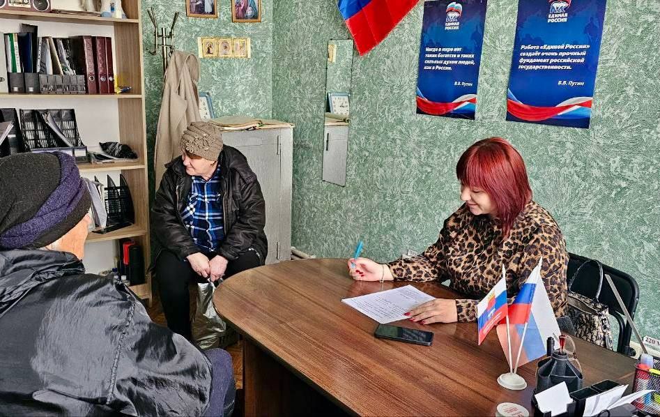 Прием граждан от Совета депутатов в селе Дудчино Каховского округа провела депутат партии «Единая Россия» Виктория Кузнецова Прием граждан от Совета депутатов в селе Дудчино Каховского округа провела депутат партии «Единая Россия» Виктория Кузнецова