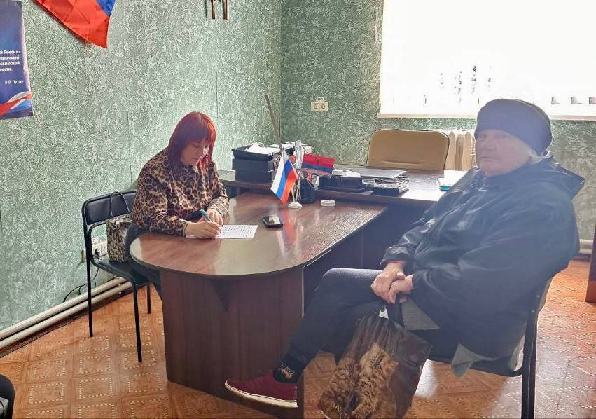 Прием граждан от Совета депутатов в селе Дудчино Каховского округа провела депутат партии «Единая Россия» Виктория Кузнецова Прием граждан от Совета депутатов в селе Дудчино Каховского округа провела депутат партии «Единая Россия» Виктория Кузнецова