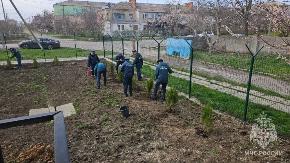 В Геническе спасатели МЧС высадили аллею в честь 100-летия образования органов государственного пожарного надзора В Геническе спасатели МЧС высадили аллею в честь 100-летия образования органов государственного пожарного надзора