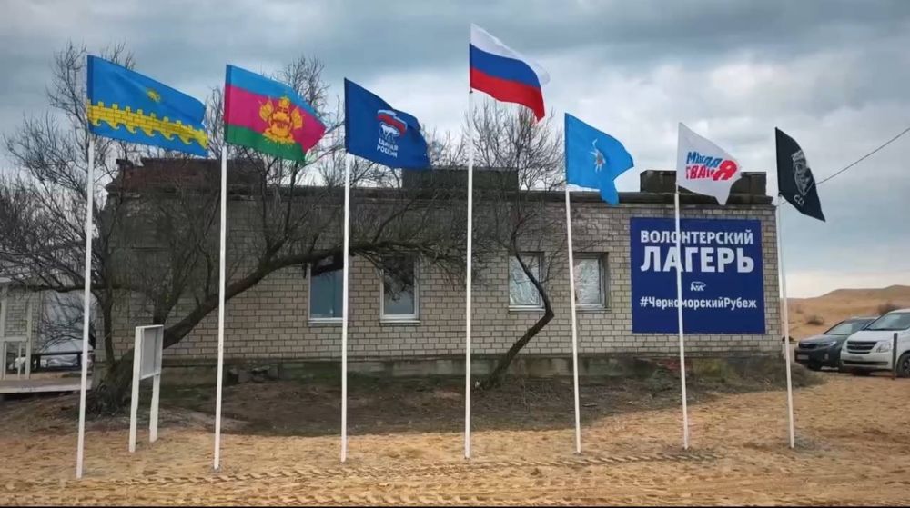 Почти 730 тонн загрязненного мазутом песка и грунта вывезли с Бугазской косы за время работы волонтерского лагеря Единой России Почти 730 тонн загрязненного мазутом песка и грунта вывезли с Бугазской косы за время работы волонтерского лагеря Единой России