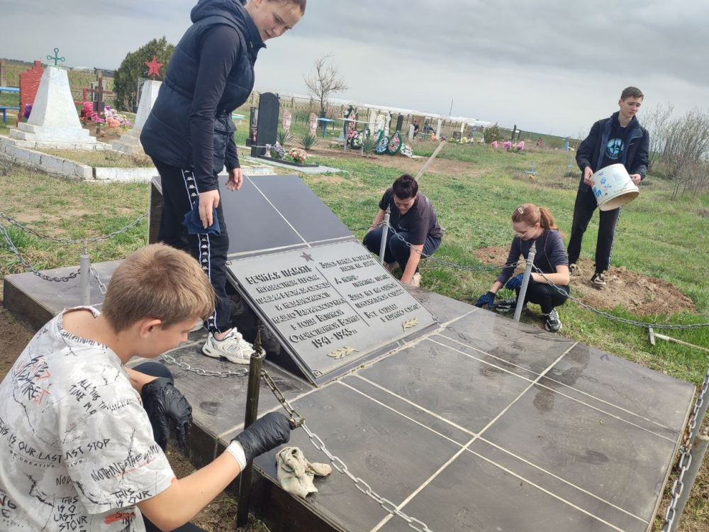 Акция "Чистый памятник" в Новоалександровской школе Акция "Чистый памятник" в Новоалександровской школе