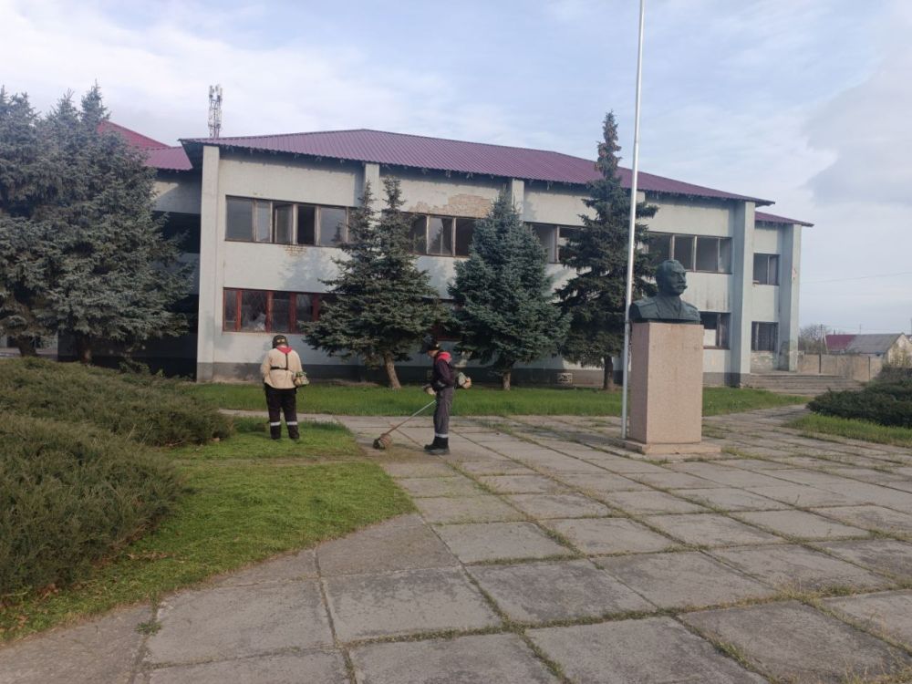 В Малокаховке, перед тем как выпал апрельский снег, наши коммунальщики успели провести работы по благоустройству В Малокаховке, перед тем как выпал апрельский снег, наши коммунальщики успели провести работы по благоустройству