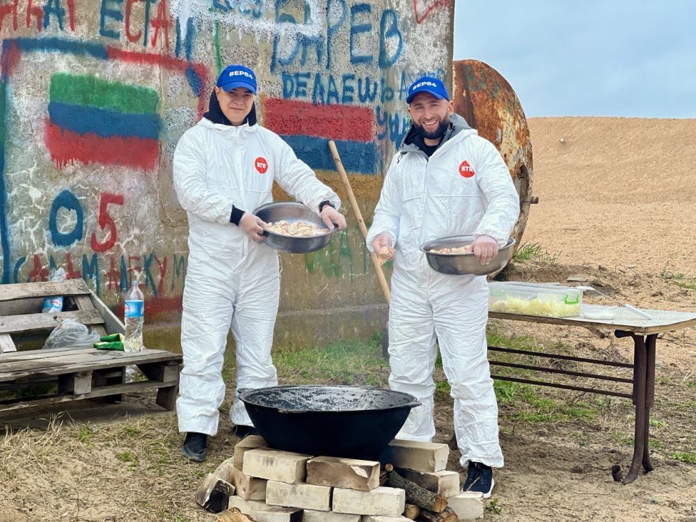 Почти 730 тонн загрязненного мазутом песка и грунта вывезли с Бугазской косы за время работы волонтерского лагеря Единой России Почти 730 тонн загрязненного мазутом песка и грунта вывезли с Бугазской косы за время работы волонтерского лагеря Единой России