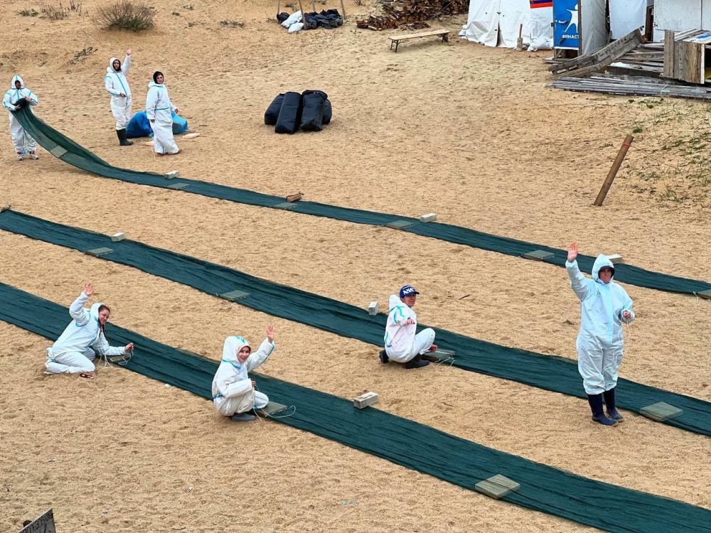 Почти 730 тонн загрязненного мазутом песка и грунта вывезли с Бугазской косы за время работы волонтерского лагеря Единой России Почти 730 тонн загрязненного мазутом песка и грунта вывезли с Бугазской косы за время работы волонтерского лагеря Единой России