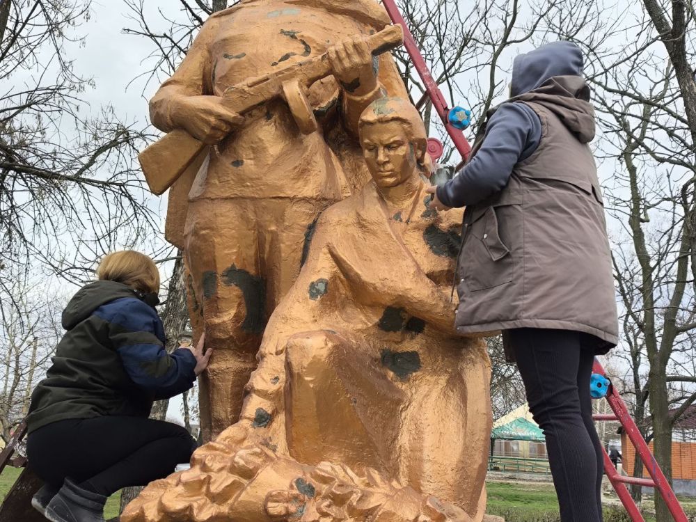 В Великолепетихском округе благоустраивают к 80-летию Победы мемориальные памятники В Великолепетихском округе благоустраивают к 80-летию Победы мемориальные памятники
