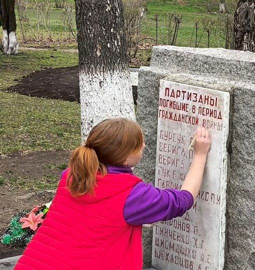 В Великолепетихском округе благоустраивают к 80-летию Победы мемориальные памятники В Великолепетихском округе благоустраивают к 80-летию Победы мемориальные памятники