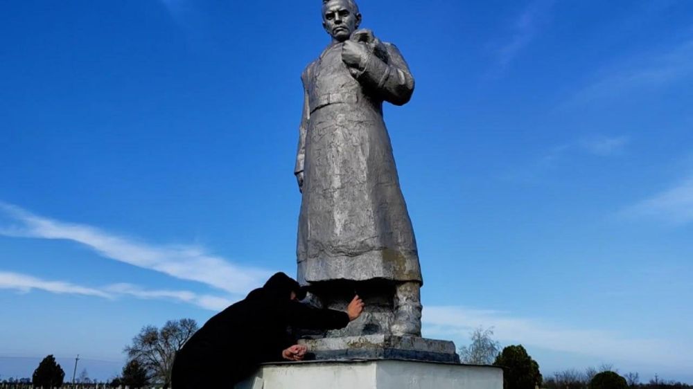 Владимир Сальдо: пять регионов-шефов помогут Херсонщине восстановить мемориалы к 9 Мая Владимир Сальдо: пять регионов-шефов помогут Херсонщине восстановить мемориалы к 9 Мая