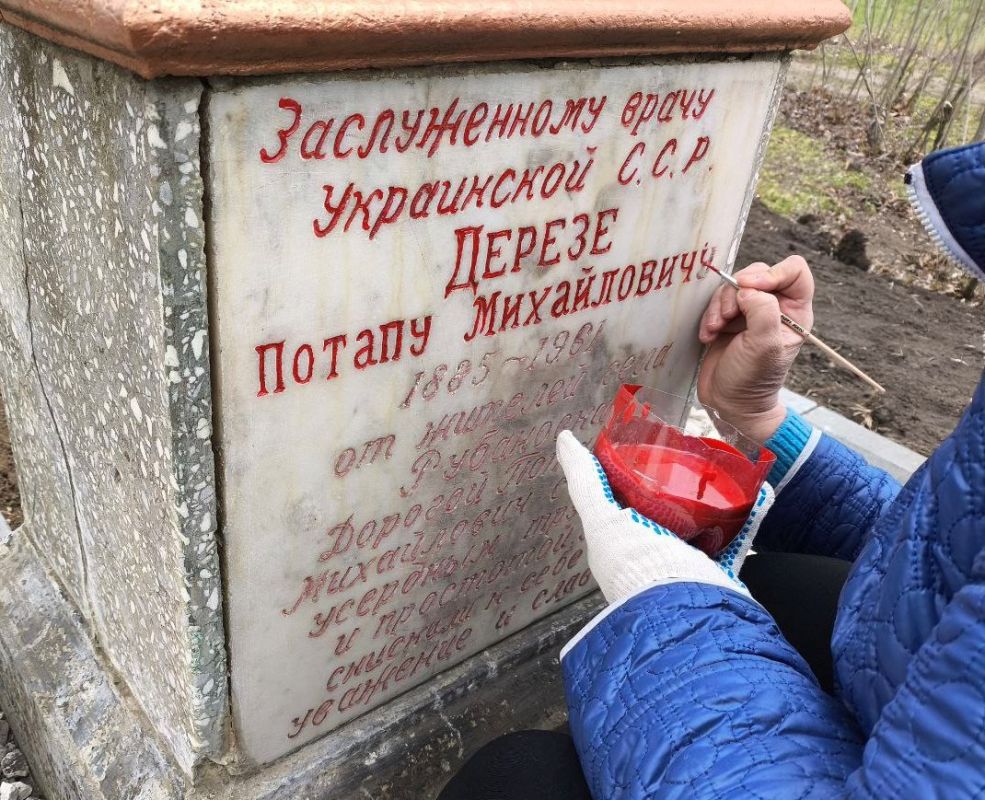 В Великолепетихском округе благоустраивают к 80-летию Победы мемориальные памятники В Великолепетихском округе благоустраивают к 80-летию Победы мемориальные памятники