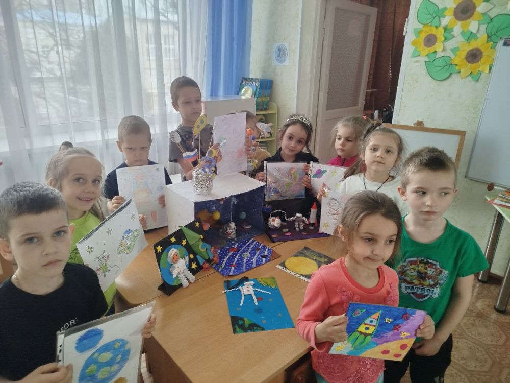 День космонавтики в детском саду "Колокольчик" День космонавтики в детском саду "Колокольчик"