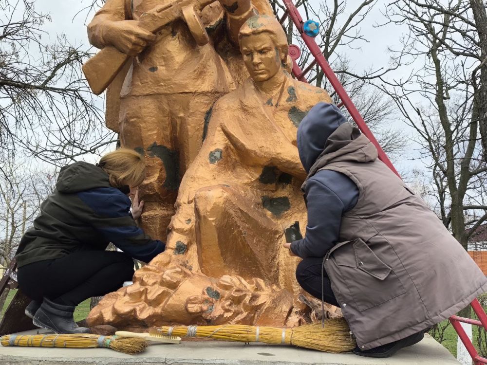 В Великолепетихском округе благоустраивают к 80-летию Победы мемориальные памятники В Великолепетихском округе благоустраивают к 80-летию Победы мемориальные памятники