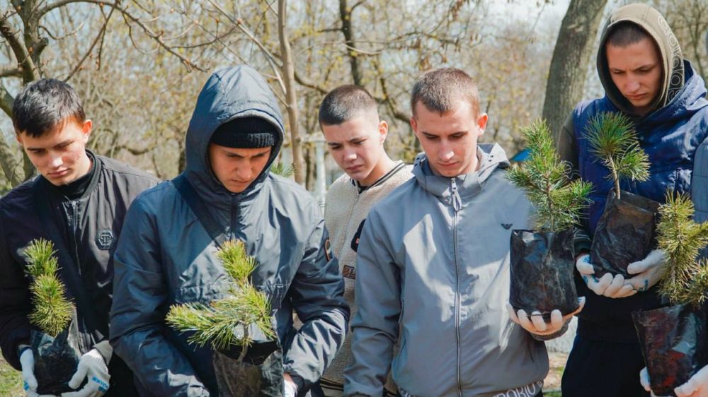 Владимир Сальдо: В Геническе прошла акция «Семейный лес» — часть Всероссийского эколого-просветительского и патриотического проекта, приуроченного к 80-летию Великой Победы и Году защитника Отечества Владимир Сальдо: В Геническе прошла акция «Семейный лес» — часть Всероссийского эколого-просветительского и патриотического проекта, приуроченного к 80-летию Великой Победы и Году защитника Отечества