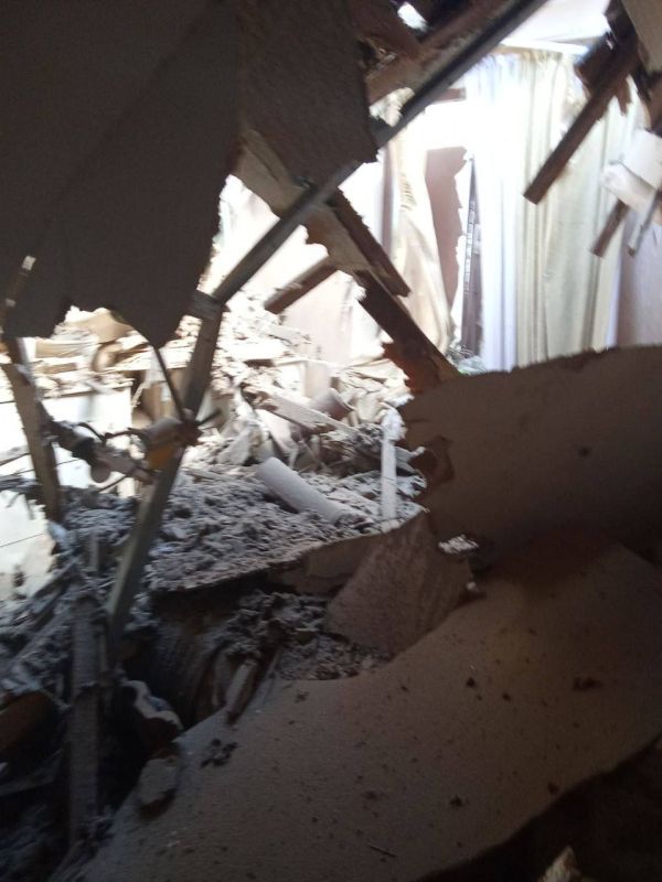 Два человека были заблокированы под завалами дома в Новой Каховке после удара ВСУ Два человека были заблокированы под завалами дома в Новой Каховке после удара ВСУ