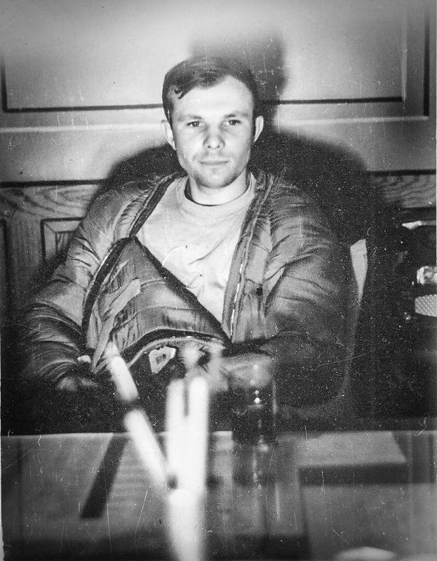 12 апреля 1961 года советский космонавт Юрий Гагарин на космическом корабле «Восток-1» стартовал с космодрома «Байконур» и впервые в мире совершил орбитальный облёт планеты Земля 12 апреля 1961 года советский космонавт Юрий Гагарин на космическом корабле «Восток-1» стартовал с космодрома «Байконур» и впервые в мире совершил орбитальный облёт планеты Земля
