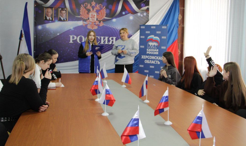 Секретарь первичного отделения партии "Единая Россия" Чаплинского муниципального округа Кристина Иноземцева и активисты партии провели тематическую викторину в честь Дня космонавтики Секретарь первичного отделения партии "Единая Россия" Чаплинского муниципального округа Кристина Иноземцева и активисты партии провели тематическую викторину в честь Дня космонавтики