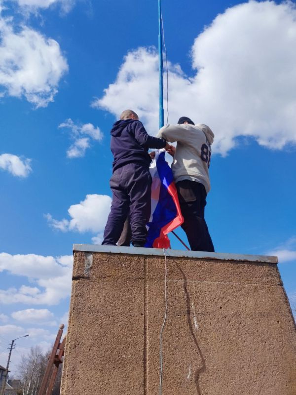 В селе Каменка обновили флаг — администрация округа В селе Каменка обновили флаг — администрация округа