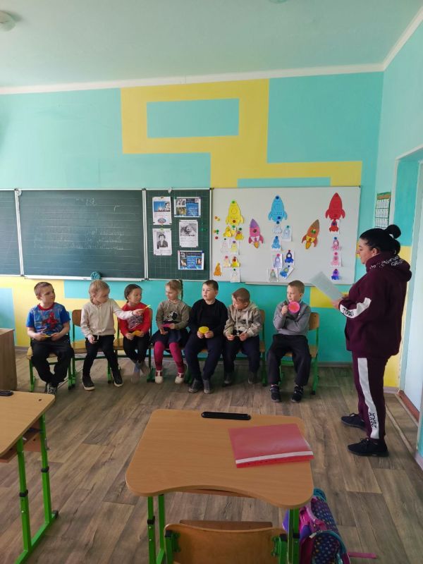 Сотрудники Александровского сельского клуба провели просветительский час в честь Всемирного дня космонавтики для первоклассников Сотрудники Александровского сельского клуба провели просветительский час в честь Всемирного дня космонавтики для первоклассников
