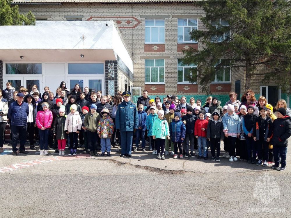 Сотрудники МЧС провели учебную эвакуацию во Владимировской школе Скадовского округа Сотрудники МЧС провели учебную эвакуацию во Владимировской школе Скадовского округа
