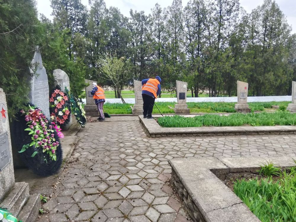 В Великой Лепетихе благоустраивают к 80-летию Победы мемориальные памятники В Великой Лепетихе благоустраивают к 80-летию Победы мемориальные памятники