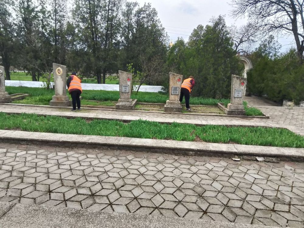 В Великой Лепетихе благоустраивают к 80-летию Победы мемориальные памятники В Великой Лепетихе благоустраивают к 80-летию Победы мемориальные памятники