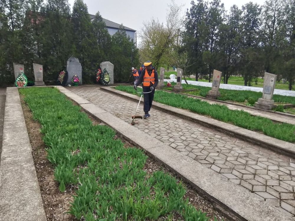 В Великой Лепетихе благоустраивают к 80-летию Победы мемориальные памятники В Великой Лепетихе благоустраивают к 80-летию Победы мемориальные памятники
