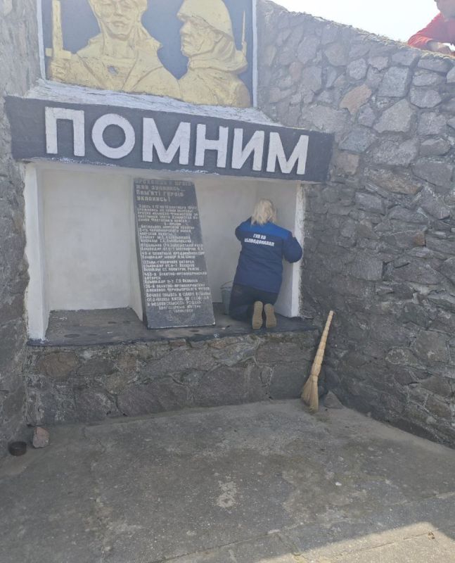 В преддверии 80-летия Победы сотрудники ГУП ХО «ОБЛВОДОКАНАЛ» привели в порядок памятник погибшим советским воинам возле села Чулаковка В преддверии 80-летия Победы сотрудники ГУП ХО «ОБЛВОДОКАНАЛ» привели в порядок памятник погибшим советским воинам возле села Чулаковка