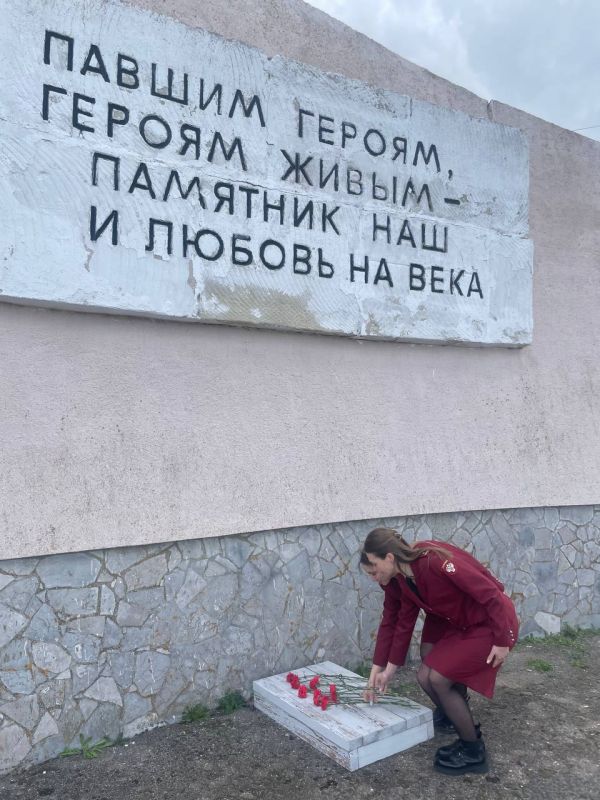 В октябре 1941 года фашистские войска рвались в Крым, наступали в районе Перекопа, Чонгара и Арабатской стрелки В октябре 1941 года фашистские войска рвались в Крым, наступали в районе Перекопа, Чонгара и Арабатской стрелки