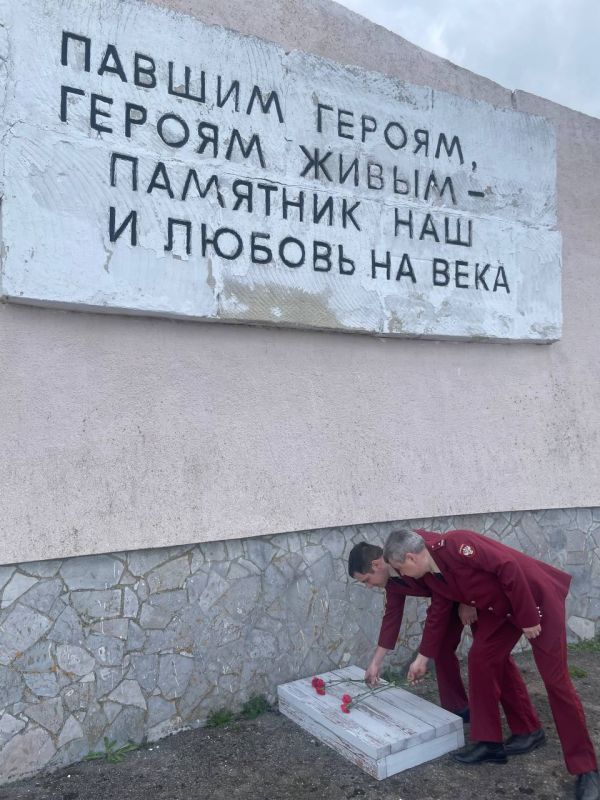 В октябре 1941 года фашистские войска рвались в Крым, наступали в районе Перекопа, Чонгара и Арабатской стрелки В октябре 1941 года фашистские войска рвались в Крым, наступали в районе Перекопа, Чонгара и Арабатской стрелки
