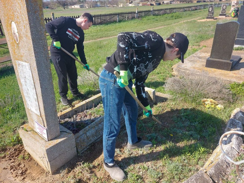 Первые Новопокровской школы провели «Вахту памяти» Первые Новопокровской школы провели «Вахту памяти»