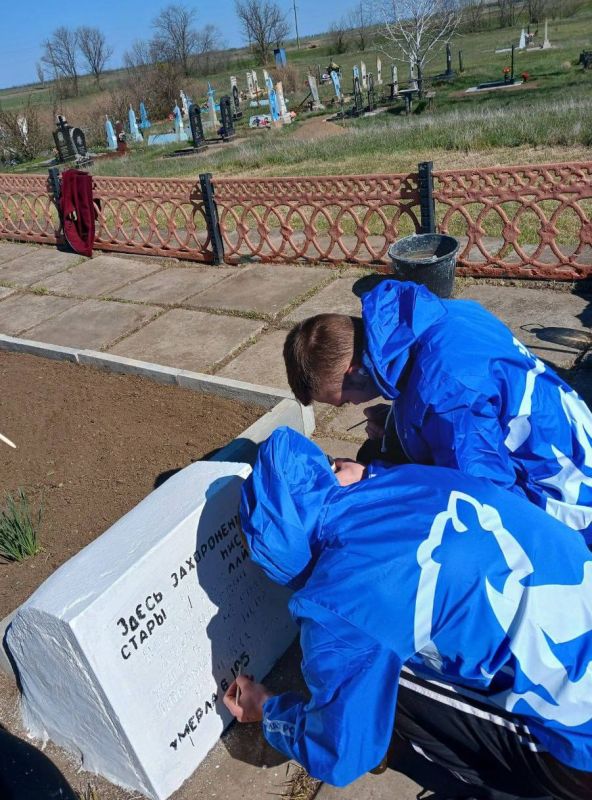 В Ивановке школьники и сотрудники территориальной избирательной комиссии благоустроили памятник Великой Отечественной войны В Ивановке школьники и сотрудники территориальной избирательной комиссии благоустроили памятник Великой Отечественной войны