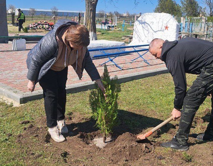 В Петровке Генического округа озеленили территорию возле братской могилы В Петровке Генического округа озеленили территорию возле братской могилы