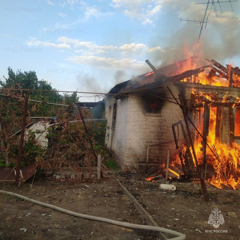 Спасатели МЧС дважды ликвидировали пожар в Алешкинском округе Спасатели МЧС дважды ликвидировали пожар в Алешкинском округе