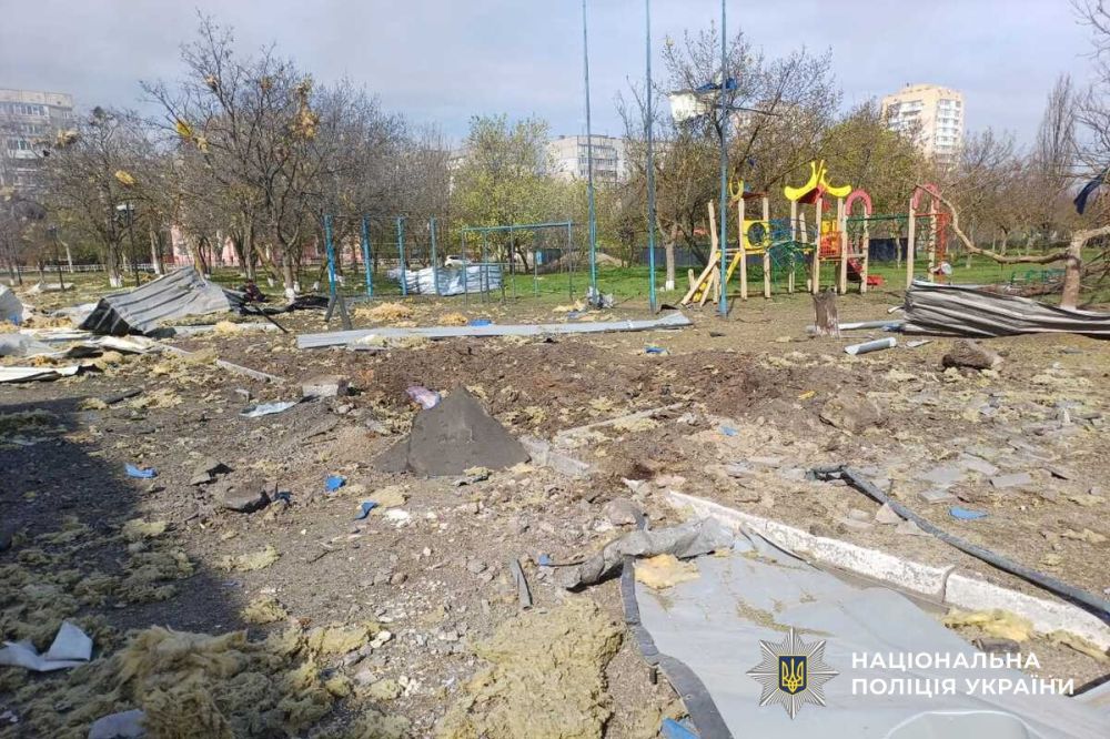 А на том берегу.... Херсон, последствия удара по Центральному району А на том берегу.... Херсон, последствия удара по Центральному району
