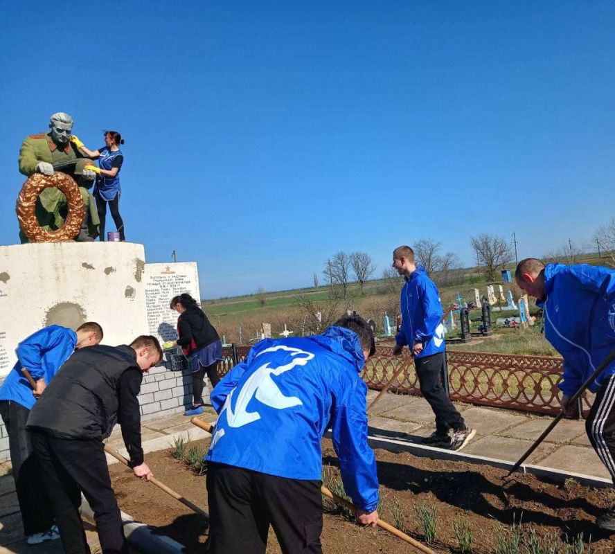 В Ивановке школьники и сотрудники территориальной избирательной комиссии благоустроили памятник Великой Отечественной войны В Ивановке школьники и сотрудники территориальной избирательной комиссии благоустроили памятник Великой Отечественной войны