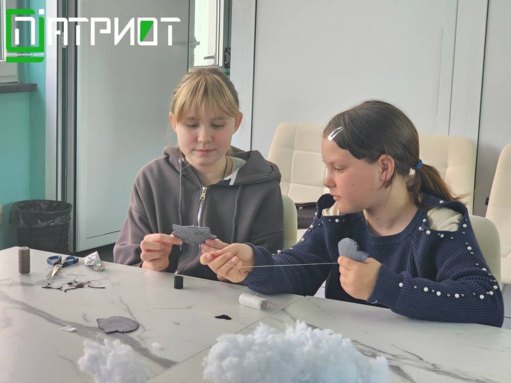 А ПУШИСТЫЙ-ТО КАКОЙ!. А ещё мужественный, немного фетровый и очень добрый - всё это можно сказать о брелоке-обереге для военнослужащих, который изготавливался учащимися общеобразовательных школ Голопристанского... А ПУШИСТЫЙ-ТО КАКОЙ!. А ещё мужественный, немного фетровый и очень добрый - всё это можно сказать о брелоке-обереге для военнослужащих, который изготавливался учащимися общеобразовательных школ Голопристанского...