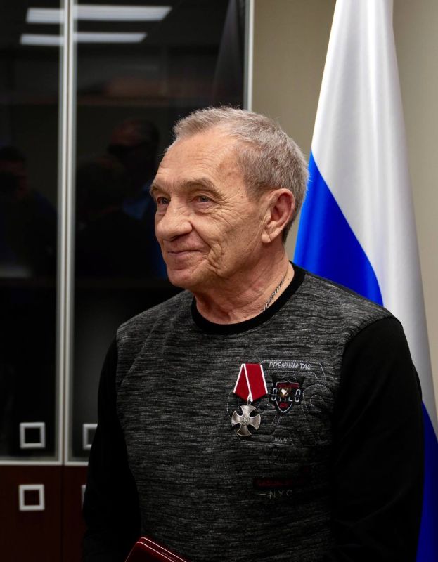 Владимир Сальдо: Указом Президента Российской Федерации Владимиру Харлану — главному врачу Алёшкинской районной больницы — присвоено звание Героя России