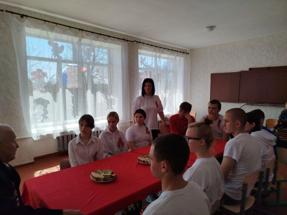 Первые Подовской школы почтили память жертв нацизма и встретились с ветераном Великой Отечественной войны Первые Подовской школы почтили память жертв нацизма и встретились с ветераном Великой Отечественной войны