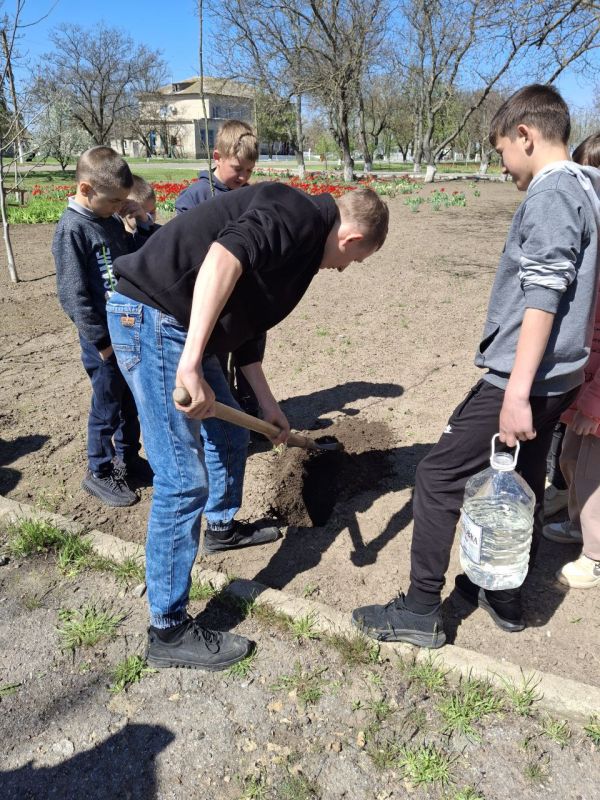 В Ольгинской школе Горностаевского округа состоялся "Трудовой десант" в честь 80-летия Великой Победы В Ольгинской школе Горностаевского округа состоялся "Трудовой десант" в честь 80-летия Великой Победы