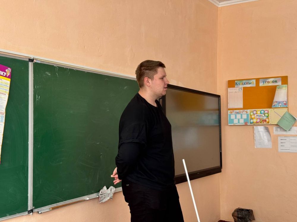«ЭкоНить ZаЖизнь". Никита Хабаров-специалист по работе с молодежью отдела поддержки добровольчества (волонтерства) АНО «Молодежный центр „Патриот"», при поддержке ГАУ ХО «Дом молодёжи», рассказал учащимся школы села... «ЭкоНить ZаЖизнь". Никита Хабаров-специалист по работе с молодежью отдела поддержки добровольчества (волонтерства) АНО «Молодежный центр „Патриот"», при поддержке ГАУ ХО «Дом молодёжи», рассказал учащимся школы села...