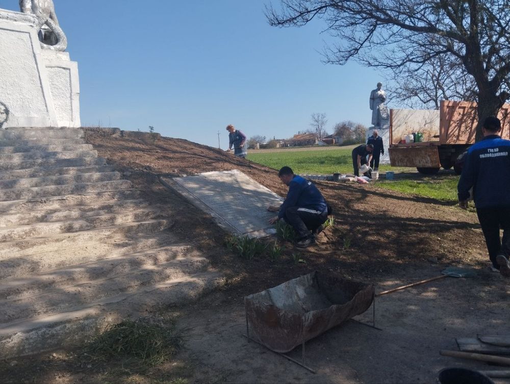 ГУП ХО «ОБЛВОДОКАНАЛ» привел в порядок мемориал на братской могиле в Верхнем Рогачике ГУП ХО «ОБЛВОДОКАНАЛ» привел в порядок мемориал на братской могиле в Верхнем Рогачике