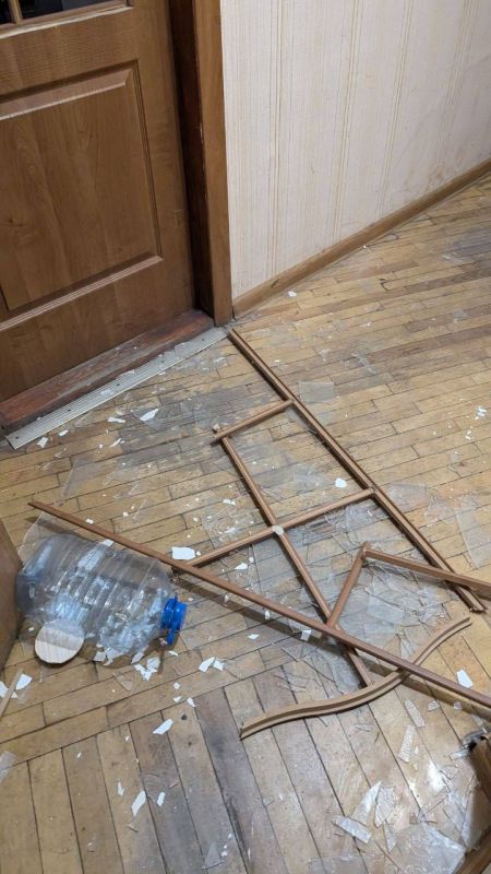 В результате атаки дрона ВСУ в Новой Каховке повреждено административное здание В результате атаки дрона ВСУ в Новой Каховке повреждено административное здание