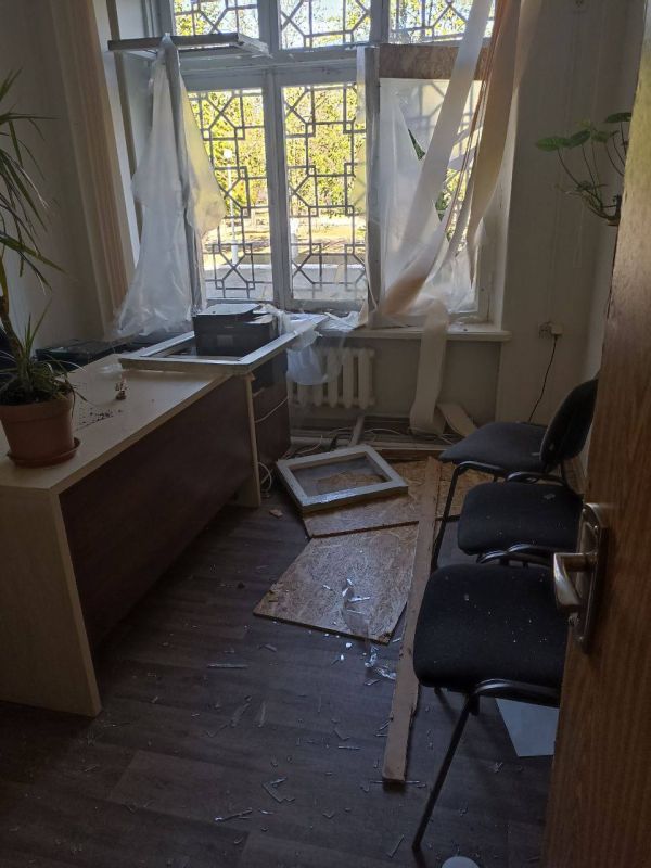 В результате атаки дрона ВСУ в Новой Каховке повреждено административное здание В результате атаки дрона ВСУ в Новой Каховке повреждено административное здание