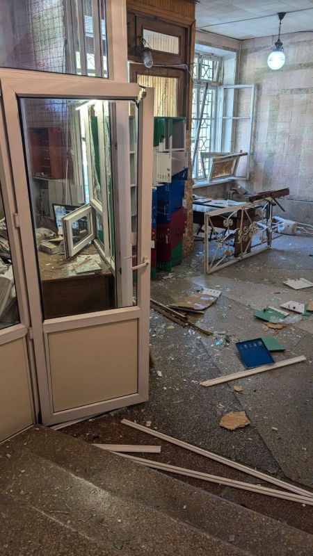 В результате атаки дрона ВСУ в Новой Каховке повреждено административное здание В результате атаки дрона ВСУ в Новой Каховке повреждено административное здание