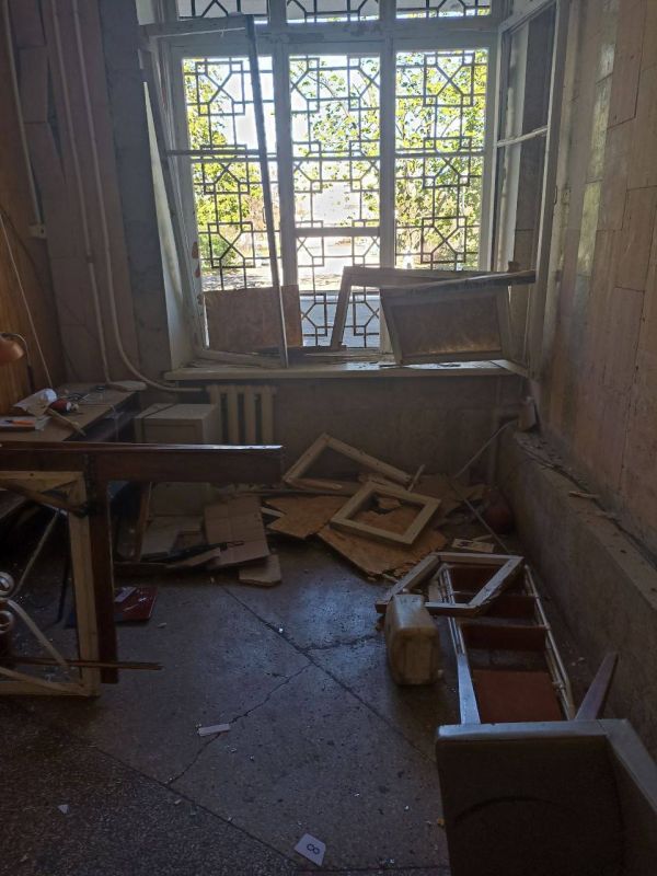 В результате атаки дрона ВСУ в Новой Каховке повреждено административное здание В результате атаки дрона ВСУ в Новой Каховке повреждено административное здание