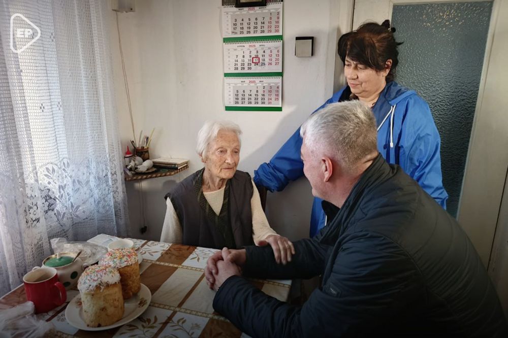 Накануне Православной Пасхи волонтеры «Единой России» передали праздничные куличи в многодетные семьи, пенсионерам и участникам СВО Накануне Православной Пасхи волонтеры «Единой России» передали праздничные куличи в многодетные семьи, пенсионерам и участникам СВО