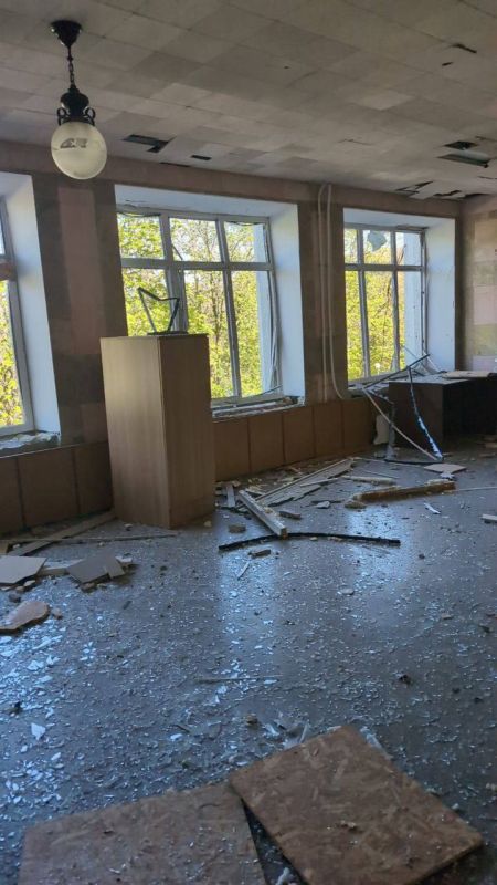 В результате атаки дрона ВСУ в Новой Каховке повреждено административное здание В результате атаки дрона ВСУ в Новой Каховке повреждено административное здание