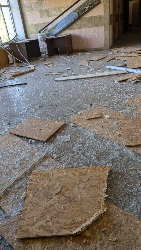 В результате атаки дрона ВСУ в Новой Каховке повреждено административное здание В результате атаки дрона ВСУ в Новой Каховке повреждено административное здание