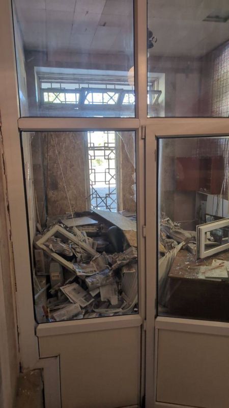 В результате атаки дрона ВСУ в Новой Каховке повреждено административное здание В результате атаки дрона ВСУ в Новой Каховке повреждено административное здание